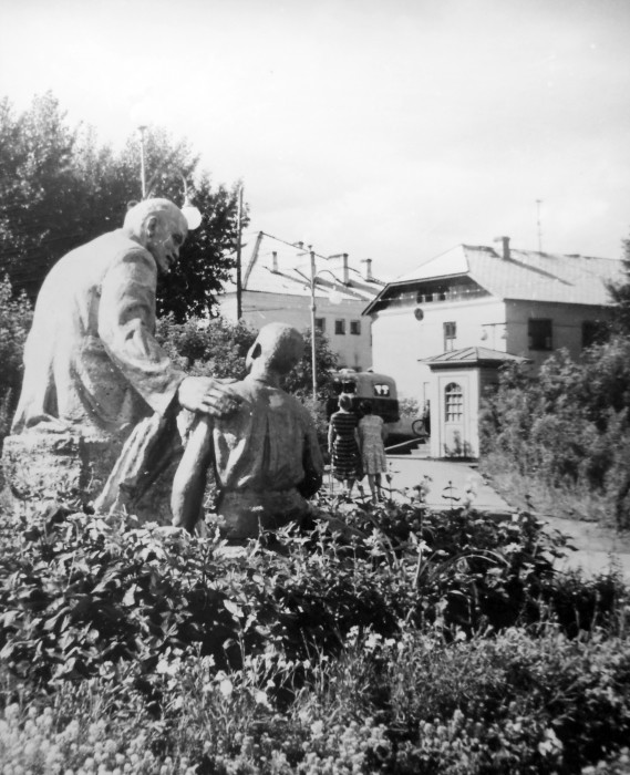 Lenin i 1. Фото: Скульптура «Ленин и дети» // Мое Белово. - URL: https://ok.ru/mybelovo/topic/68475344576728 (дата обращения: 24.08.2020).